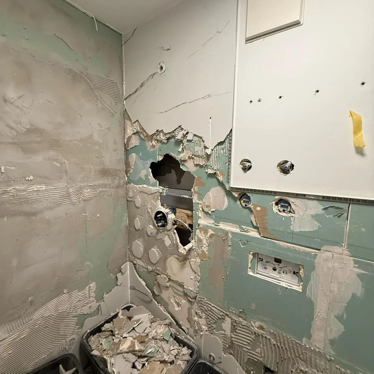 Bad während des Rückbaus: geöffnete Wände und freigelegte Installationen