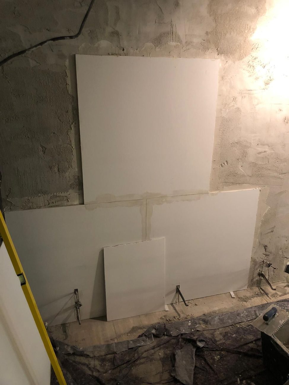 Kalziumsilikatplatten zur Feuchtigkeitssanierung an einer Wand